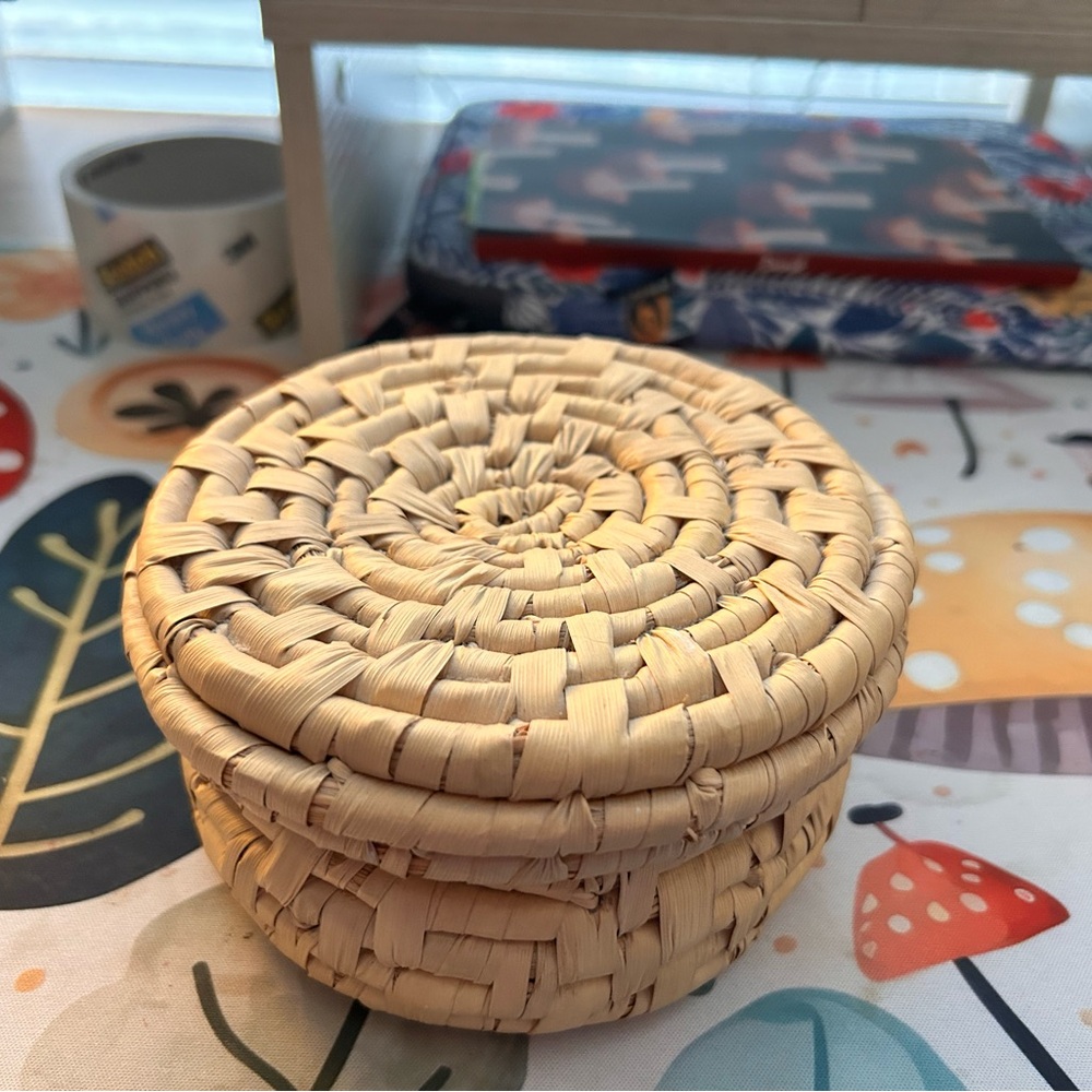 FINAL PRICE😁5.5” Vintage Round Woven Basket with Lid